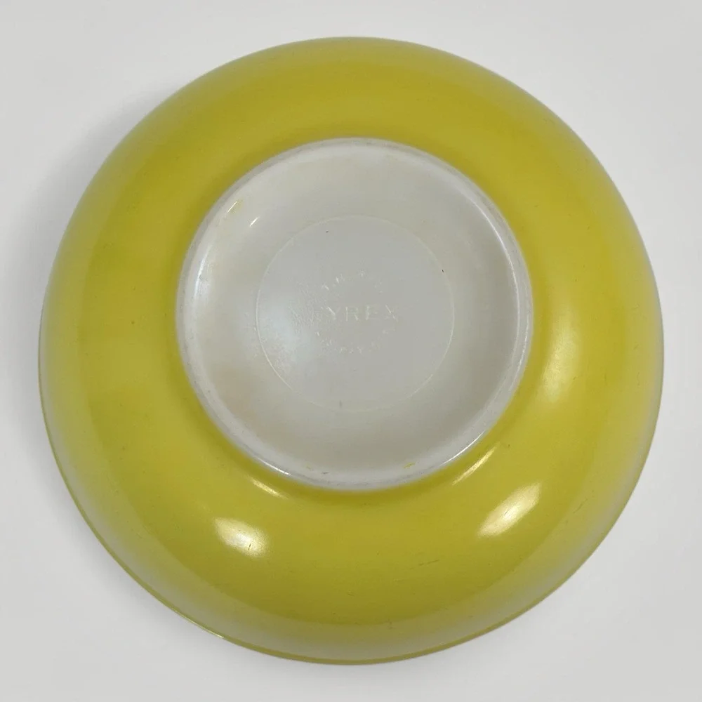1940s Pyrex Yellow Nesting Bowl 2.5 Qt No Number‎ Mixing Bowl USA Vintage